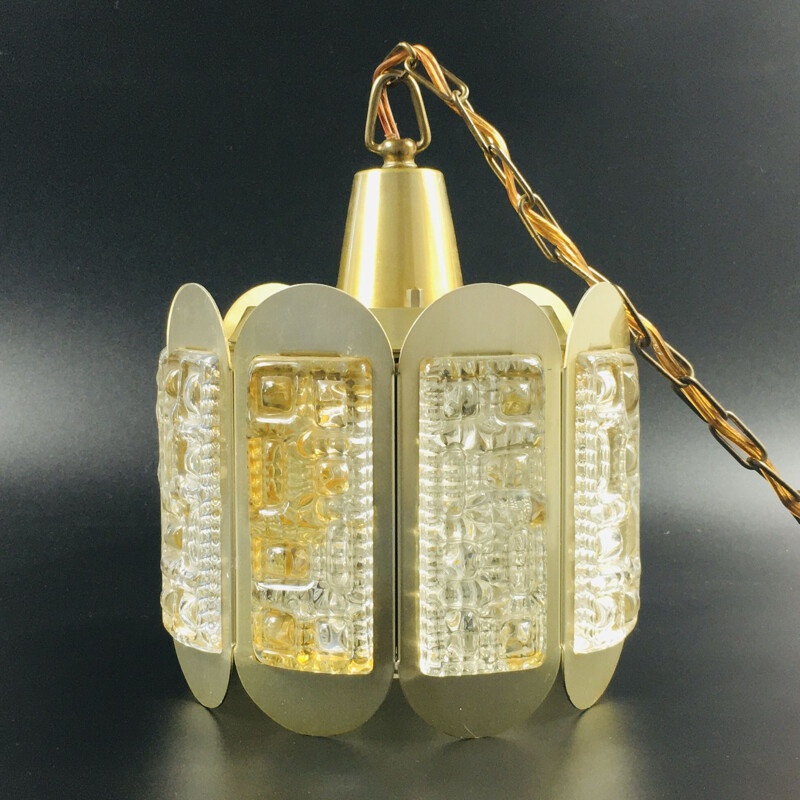 Lámpara de suspensión vintage de vidrio y latón de Vitrika, Dinamarca 1960