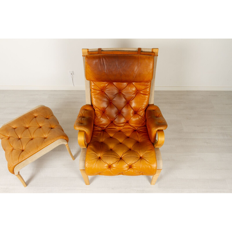 Scandinavische vintage fauteuil en voetenbank van Nielaus