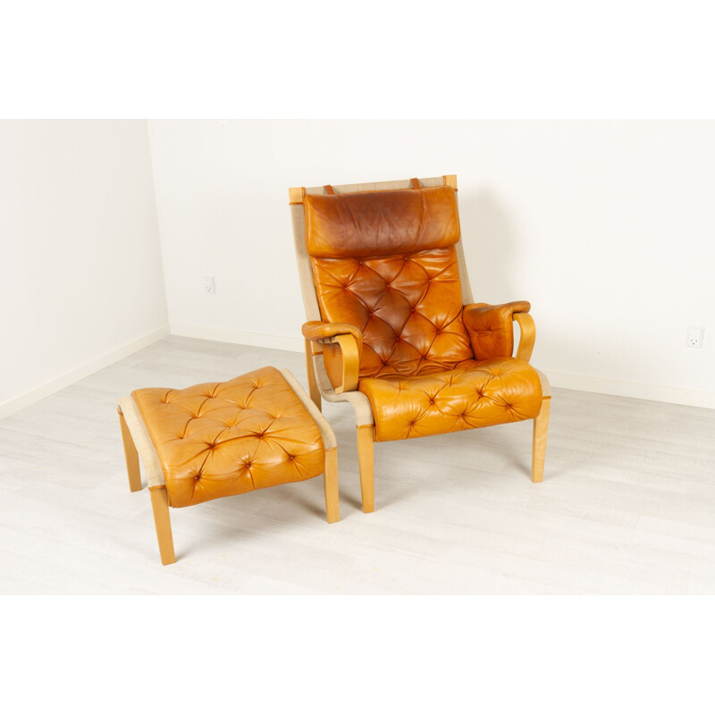 Scandinavische vintage fauteuil en voetenbank van Nielaus