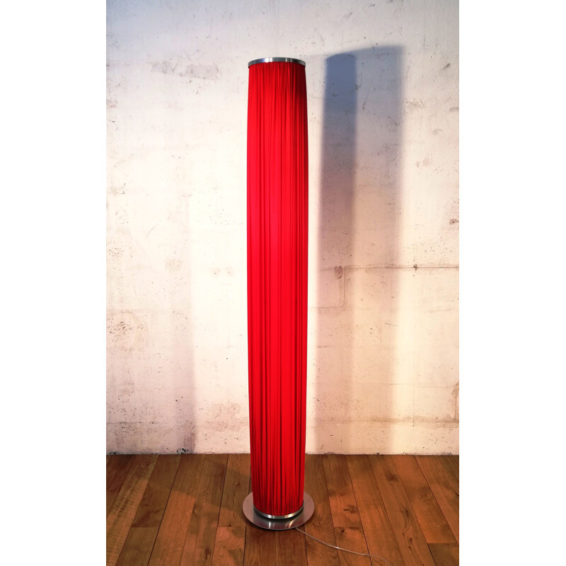 Coluna de luz vintage em tecido plissado vermelho