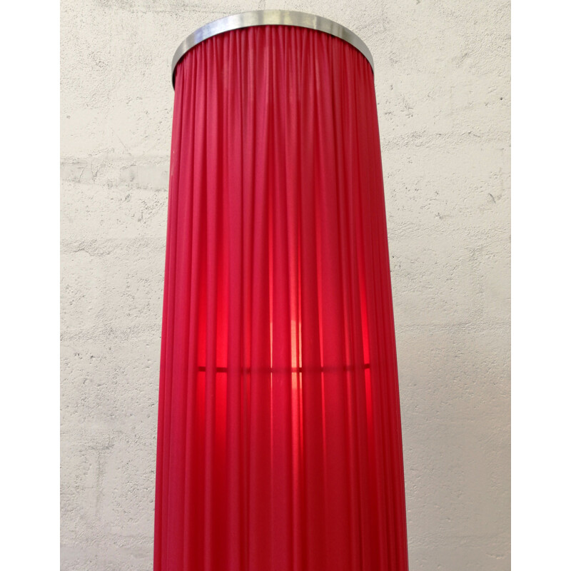 Columna de luz vintage en tejido plisado rojo