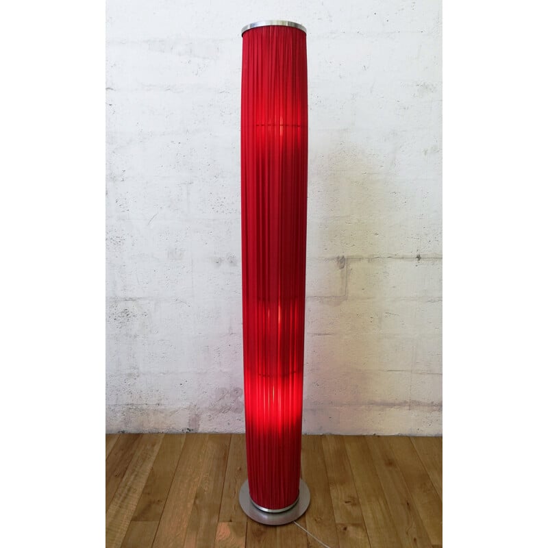 Columna de luz vintage en tejido plisado rojo