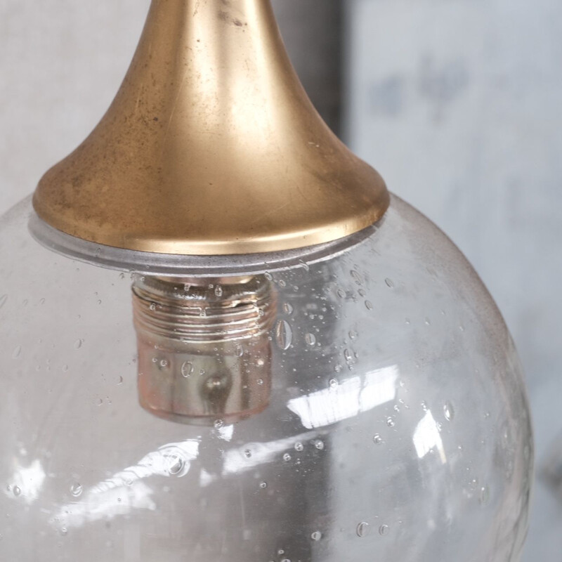 Lámpara de suspensión alemana vintage de vidrio transparente y latón, 1960