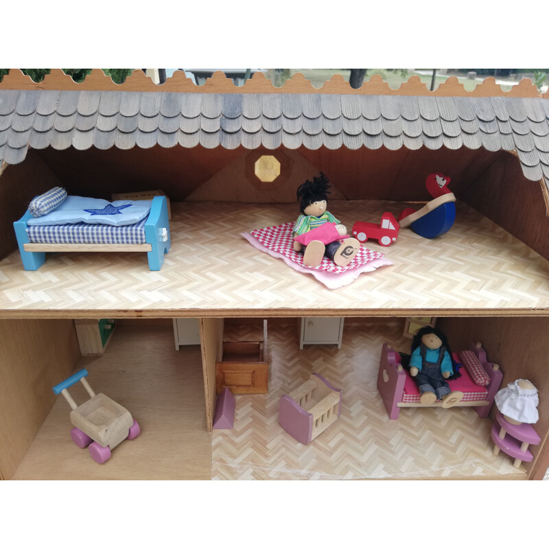 Casa delle bambole in legno vintage con accessori e bambole