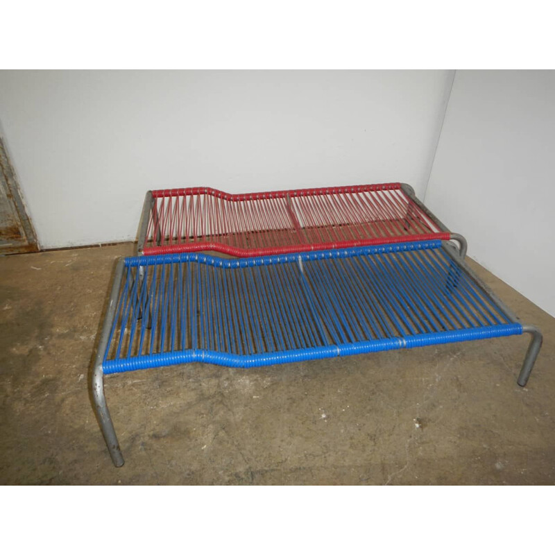 Par de cadeiras de alumínio vintage e cadeiras de plástico