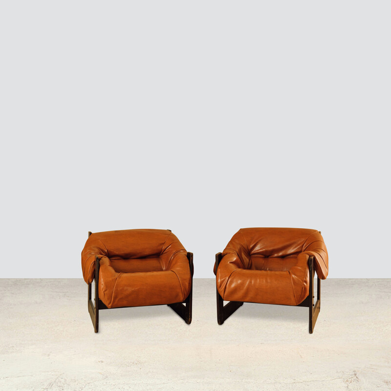 Paire de fauteuils vintage en cuir brun par Percival Lafer