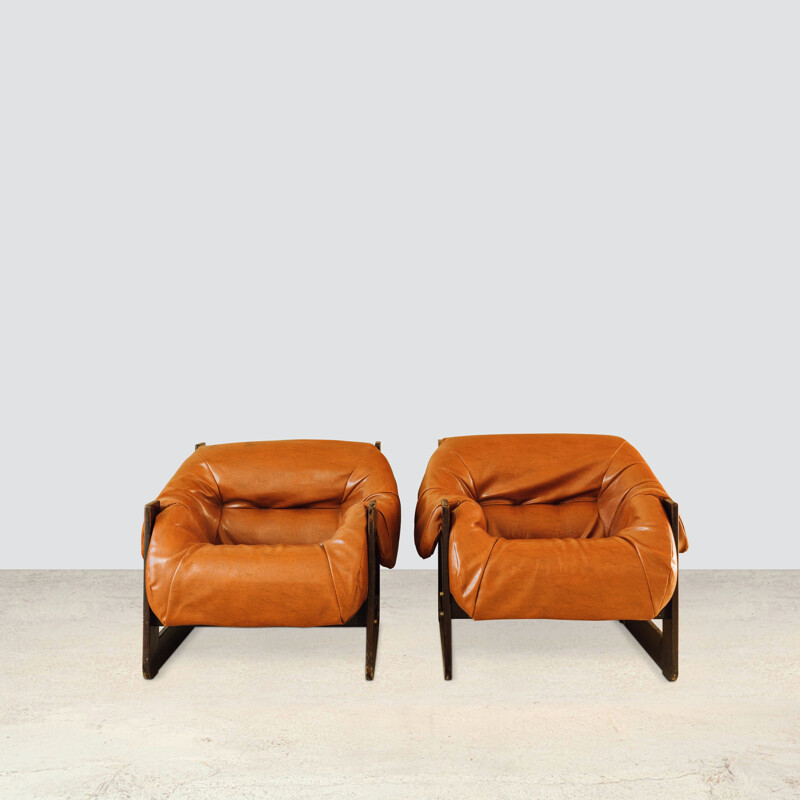Paire de fauteuils vintage en cuir brun par Percival Lafer