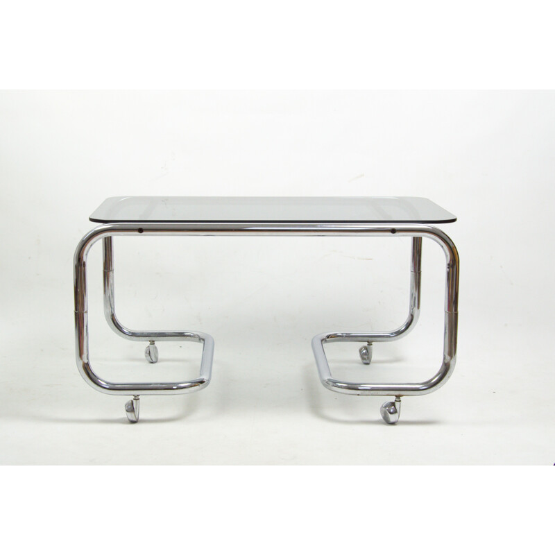 Mesa de centro vintage de cristal ahumado con ruedas, 1970