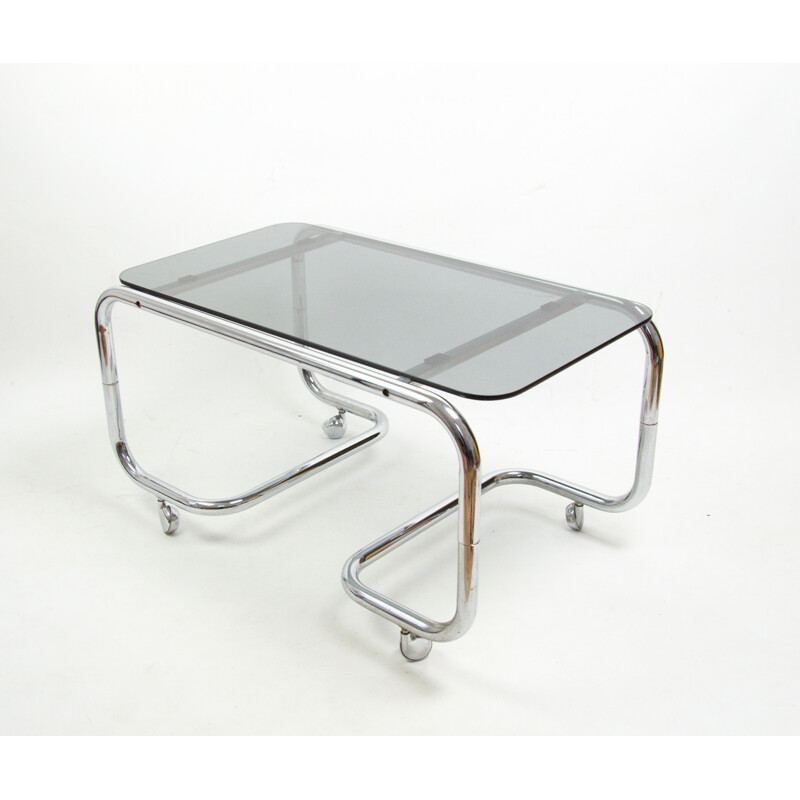 Mesa de centro vintage de cristal ahumado con ruedas, 1970