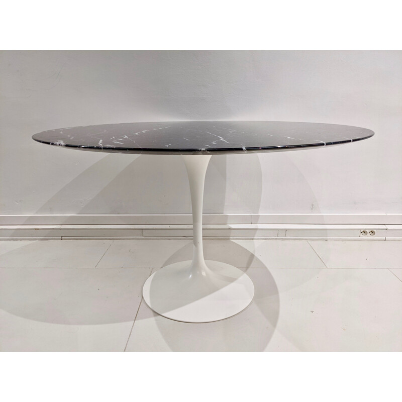 Vintage tulip table with white base and black marble by Saarinen for Knoll International, 1990