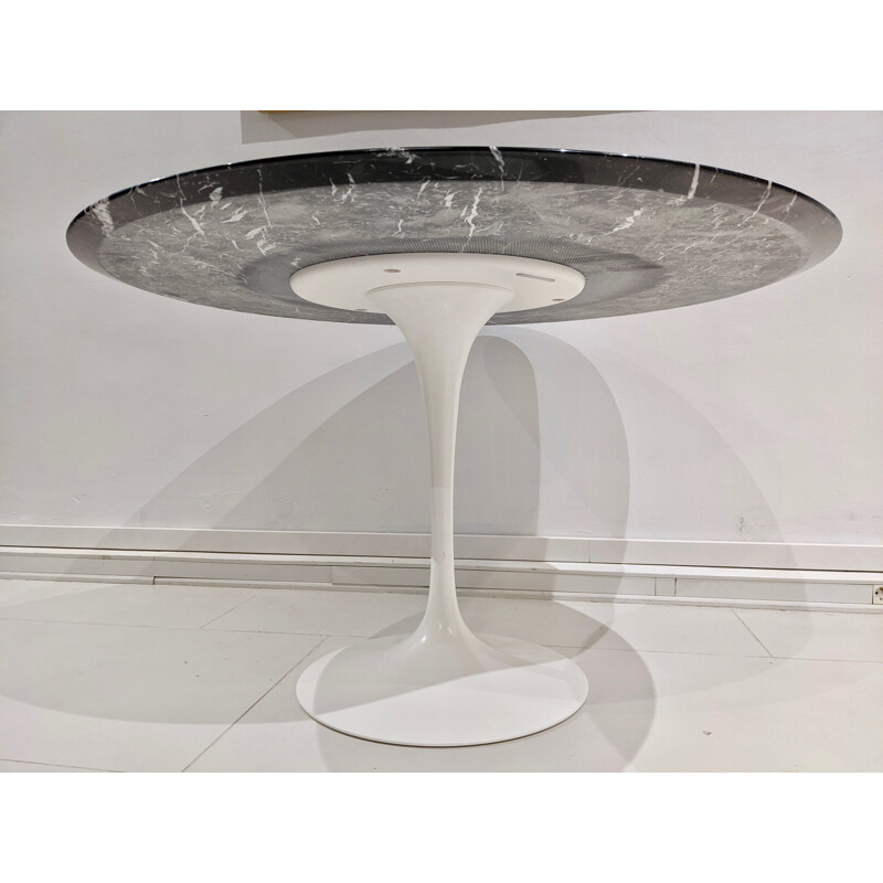 Vintage tulip table with white base and black marble by Saarinen for Knoll International, 1990