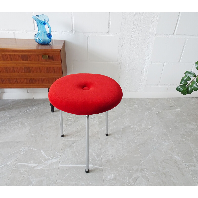 Tabouret vintage à trois pieds avec structure chromée et revêtement en velours rouge, 1960