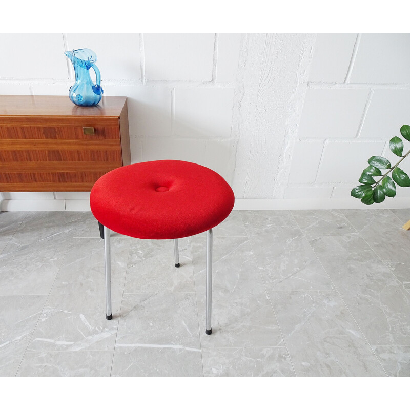 Tabouret vintage à trois pieds avec structure chromée et revêtement en velours rouge, 1960