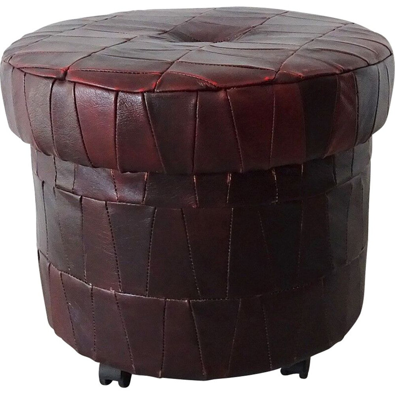 Tabouret en cuir patchwork rouge vintage sur roulettes avec compartiment de rangement, 1980