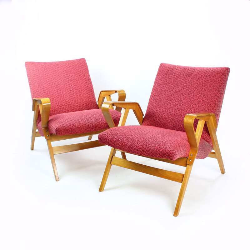 Fauteuil vintage en tissu rose et bois de chêne par Tatra, Tchécoslovaquie 1960