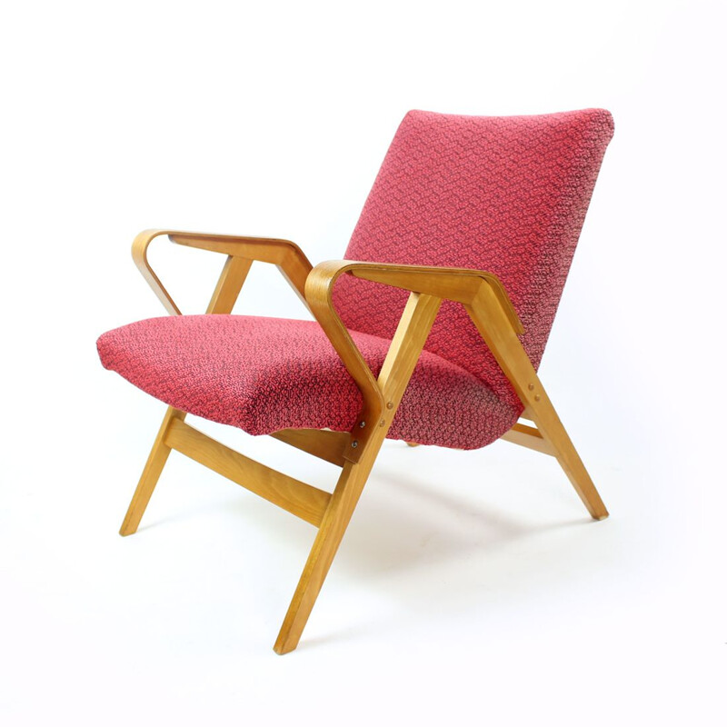 Fauteuil vintage en tissu rose et bois de chêne par Tatra, Tchécoslovaquie 1960