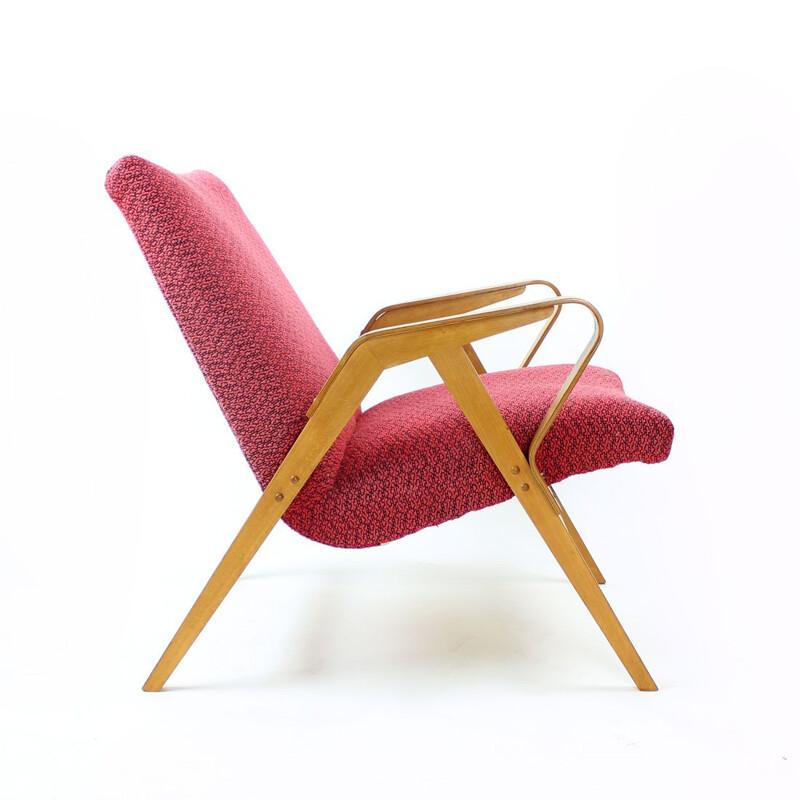 Fauteuil vintage en tissu rose et bois de chêne par Tatra, Tchécoslovaquie 1960