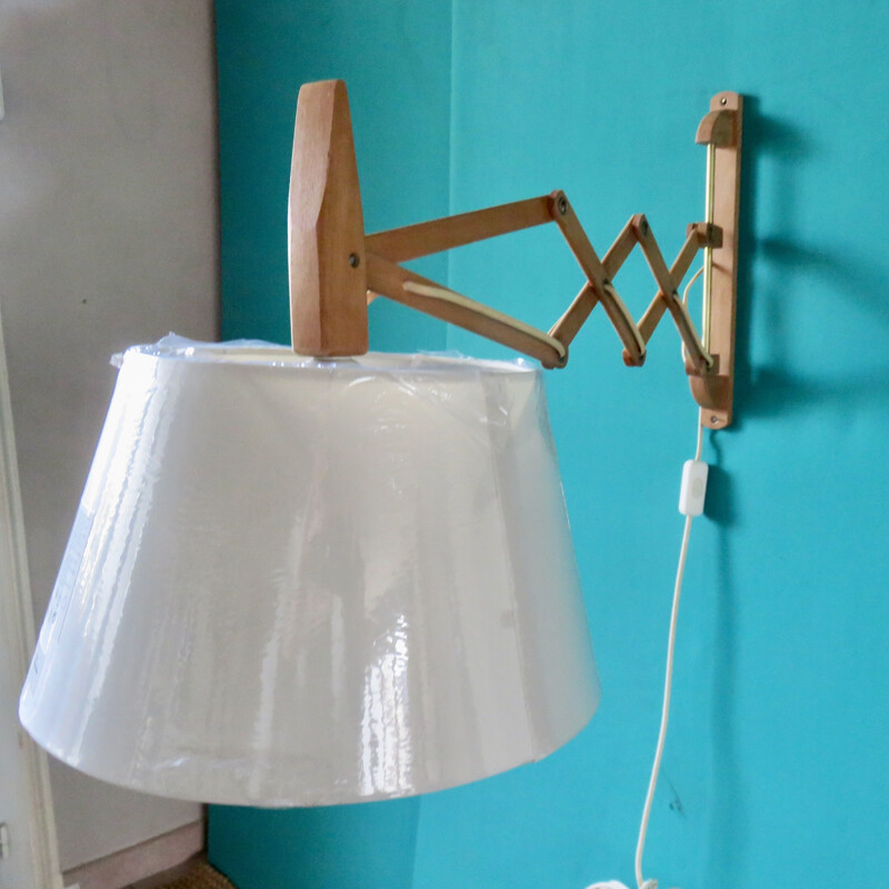 Vintage articulated wall lamp in light oak, Denmark 1970