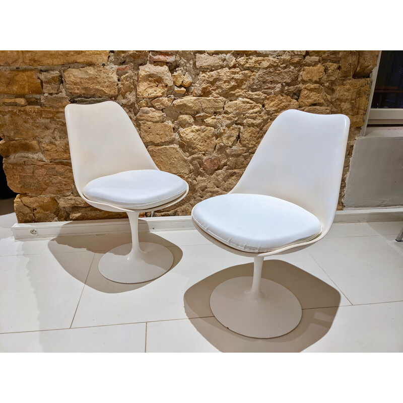 Pair of vintage "Tulip" swivel chairs with white seat cushions by Eero Saarinen Knoll edition