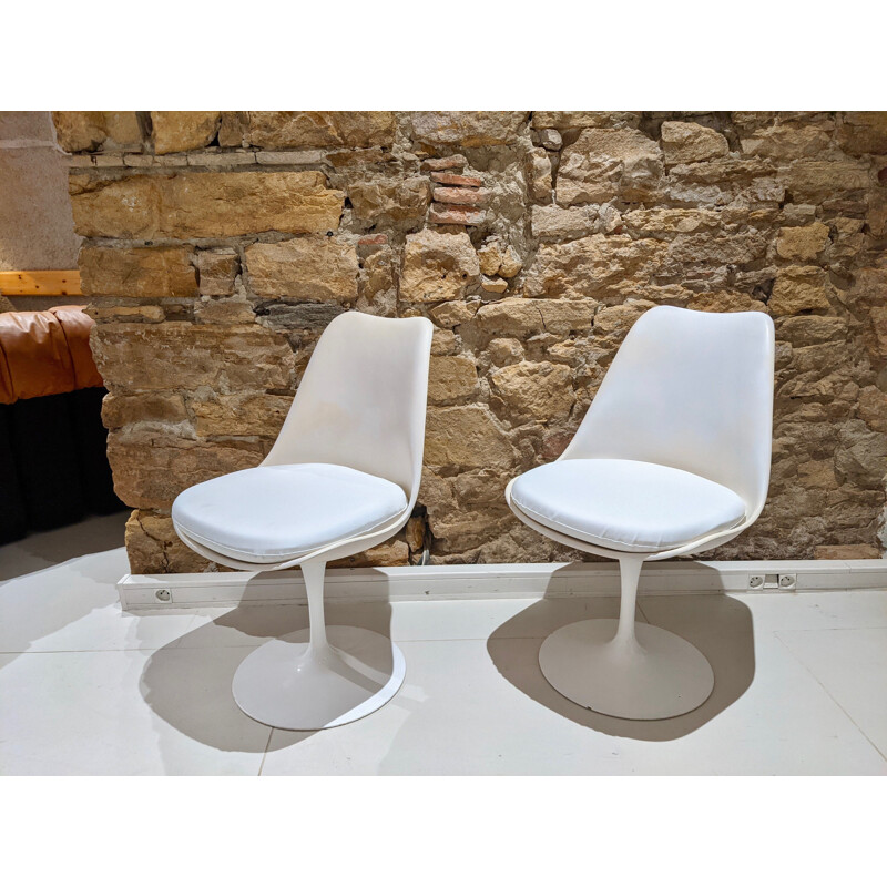 Pair of vintage "Tulip" swivel chairs with white seat cushions by Eero Saarinen Knoll edition