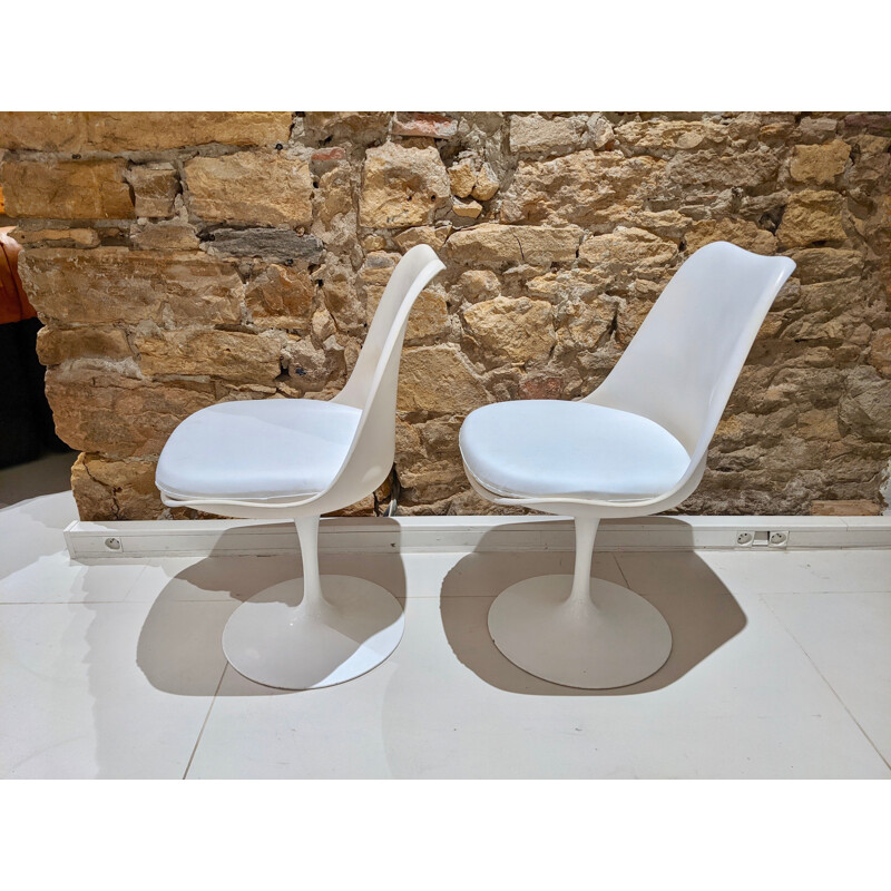 Pair of vintage "Tulip" swivel chairs with white seat cushions by Eero Saarinen Knoll edition
