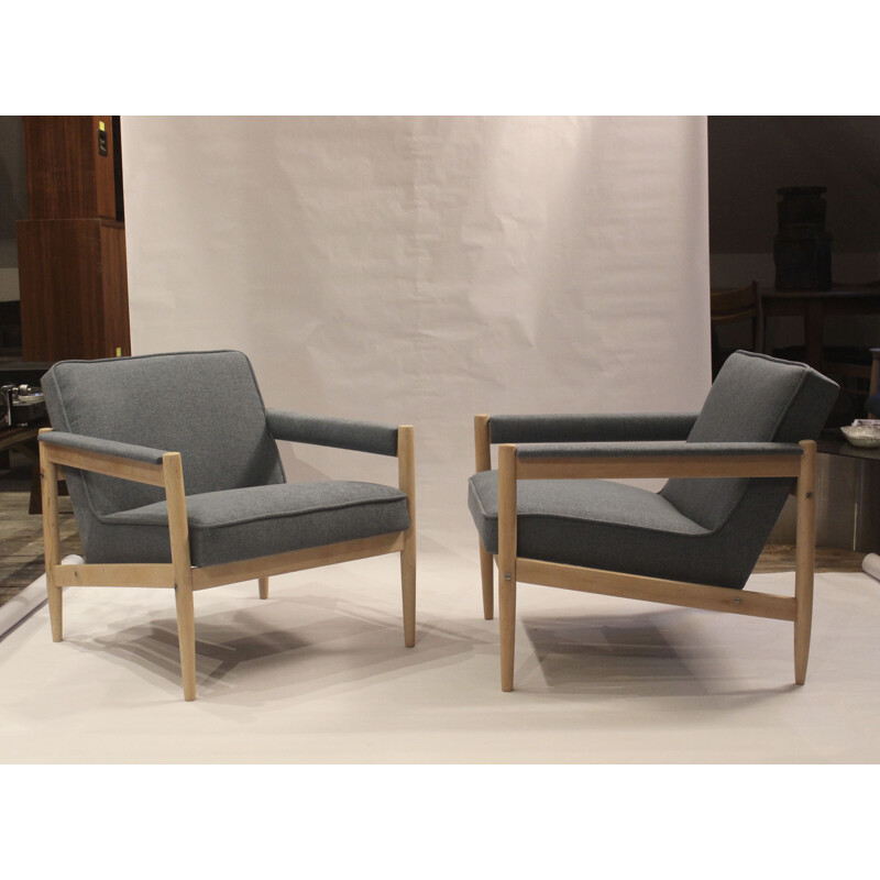 Paar vintage scandinavische fauteuils met blauwe stof en beukenhouten structuur