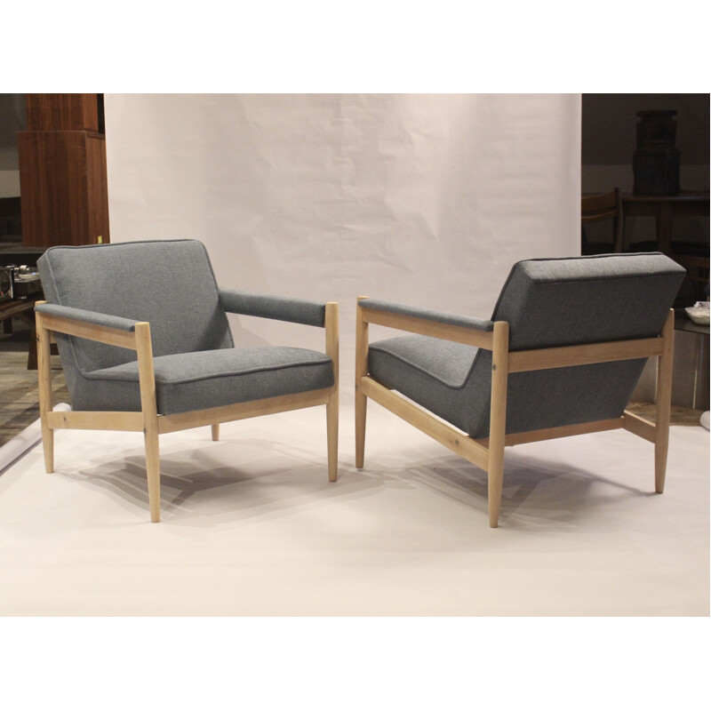 Paar vintage scandinavische fauteuils met blauwe stof en beukenhouten structuur