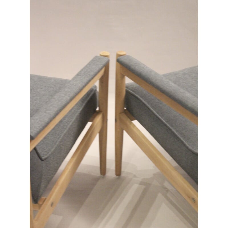 Par de poltronas escandinavas vintage com tecido azul e estrutura em madeira de faia