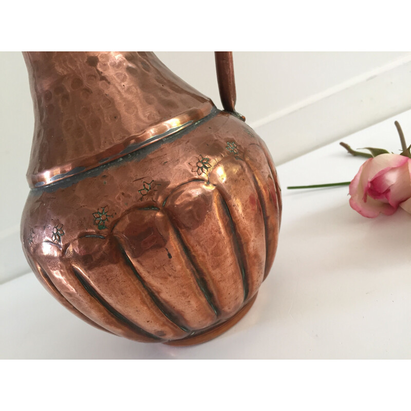 Vase vintage forme pichet artisanal en cuivre martelé