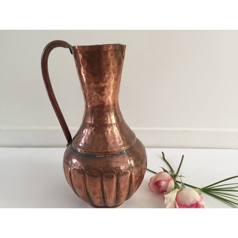 Vase vintage forme pichet artisanal en cuivre martelé