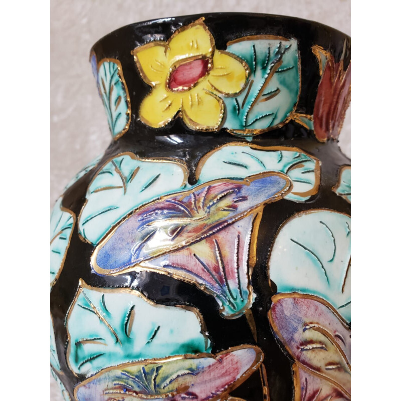 Jarrón de cerámica vintage de Vallauris con decoración floral cloisonné sobre fondo negro, 1960
