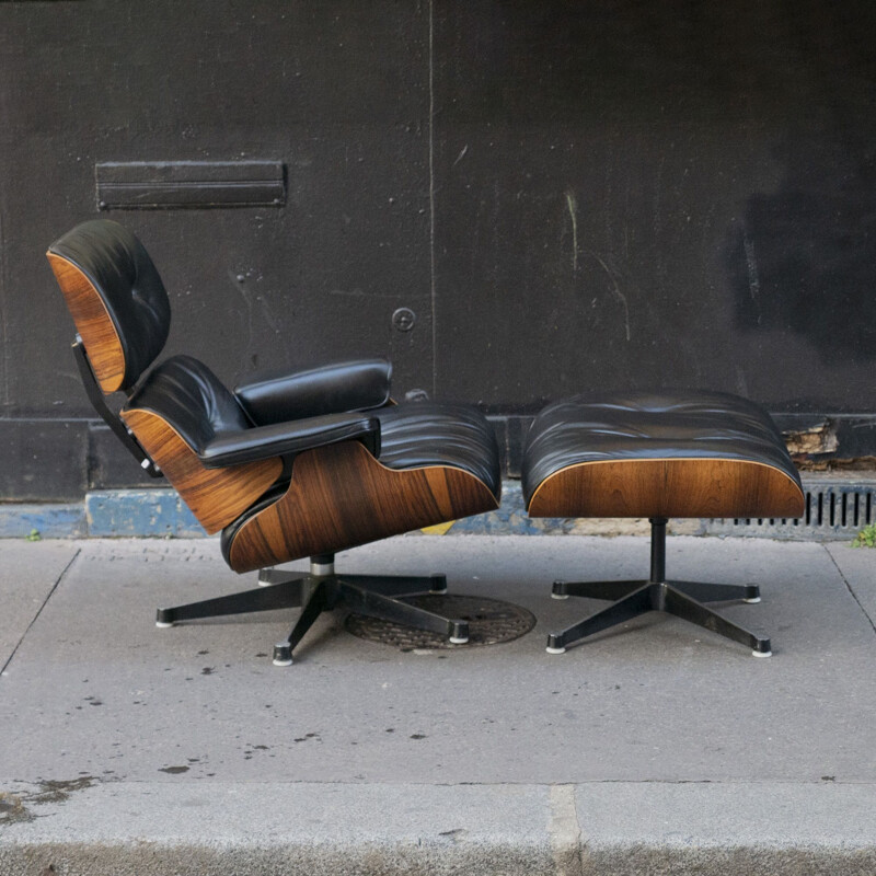 Fauteuil et son ottoman vintage noir de Charles & Ray Eames pour Vitra, 1980