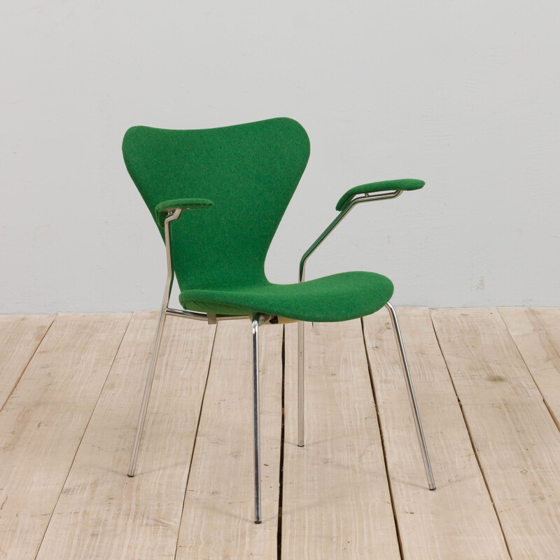 Series 7 green chair model 3207 with armrests, Arne Jacobsen, Denmark 1950s