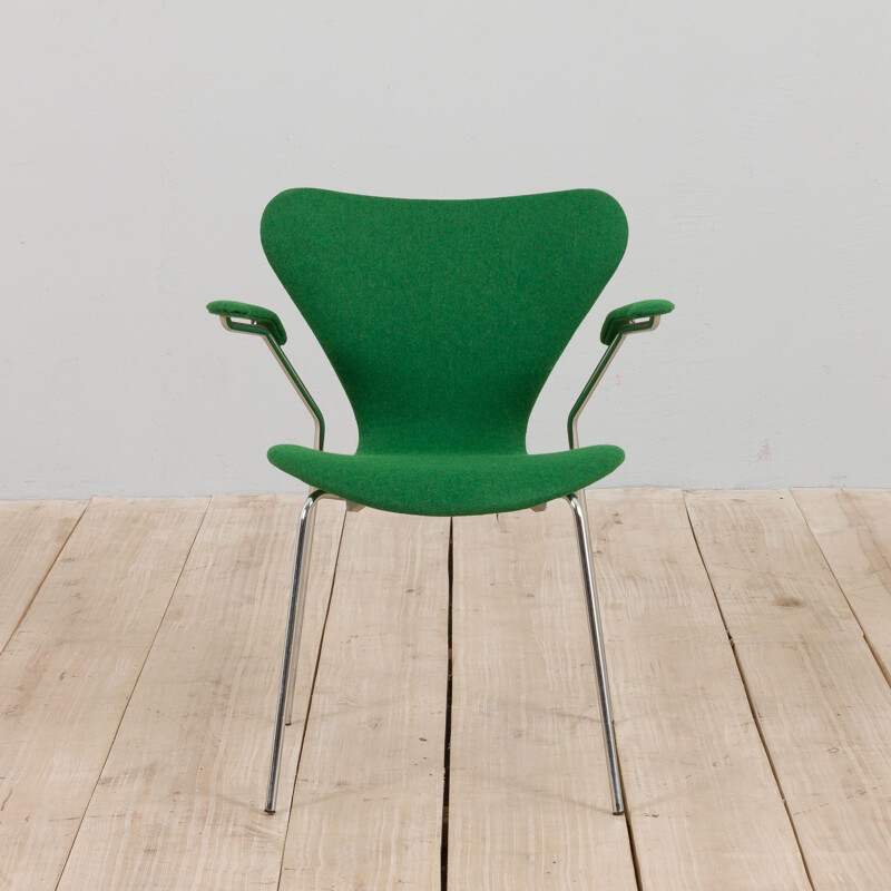 Series 7 green chair model 3207 with armrests, Arne Jacobsen, Denmark 1950s