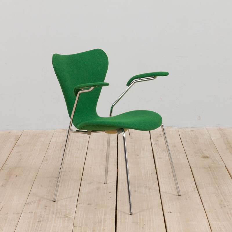 Series 7 green chair model 3207 with armrests, Arne Jacobsen, Denmark 1950s