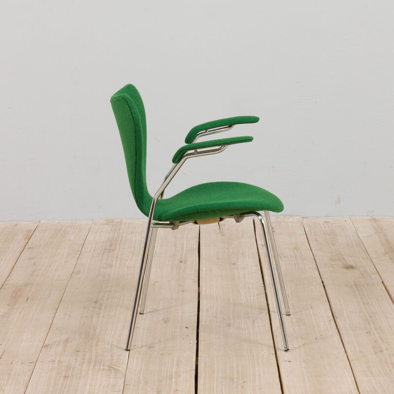 Series 7 green chair model 3207 with armrests, Arne Jacobsen, Denmark 1950s