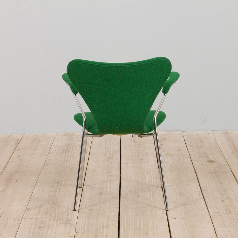 Series 7 green chair model 3207 with armrests, Arne Jacobsen, Denmark 1950s