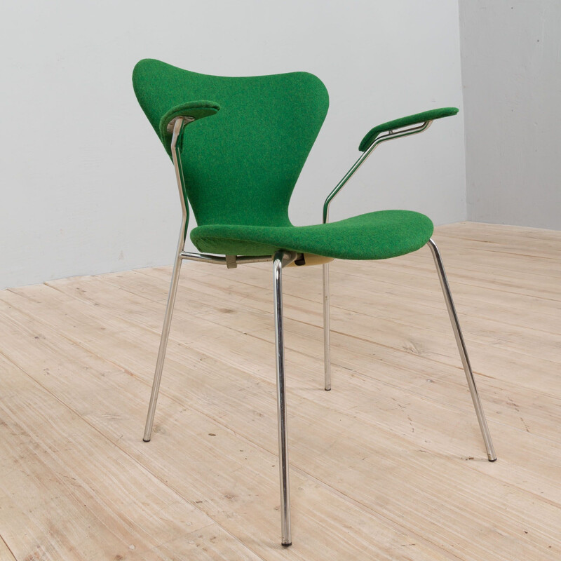 Series 7 green chair model 3207 with armrests, Arne Jacobsen, Denmark 1950s