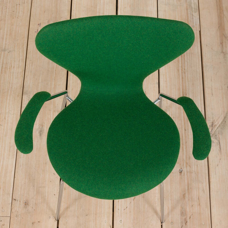Series 7 green chair model 3207 with armrests, Arne Jacobsen, Denmark 1950s