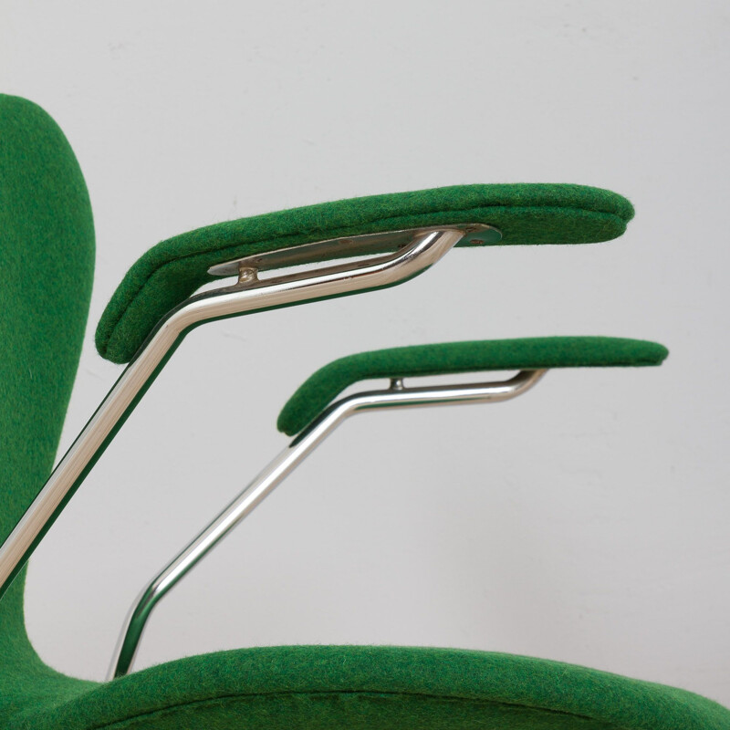 Chaise Series 7 modèle 3207 verte avec accoudoirs, Arne Jacobsen, Danemark 1950