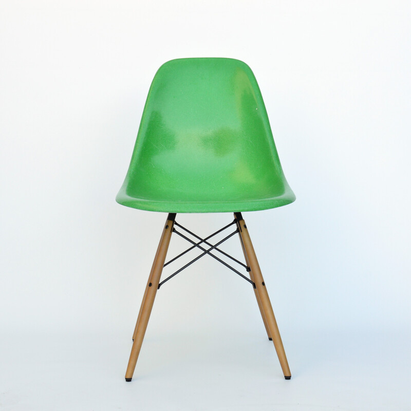 Green Herman Miller "DAW" chair in fiberglass and maple, Charles & Ray EAMES - 1970s