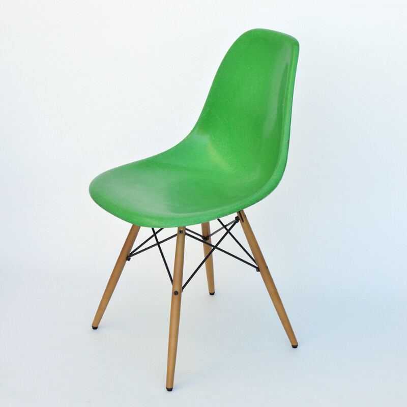 Green Herman Miller "DAW" chair in fiberglass and maple, Charles & Ray EAMES - 1970s