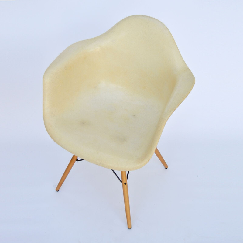 Herman Miller "DAW" armchair in fiberglass and maple, Charles & Ray EAMES - 1960s