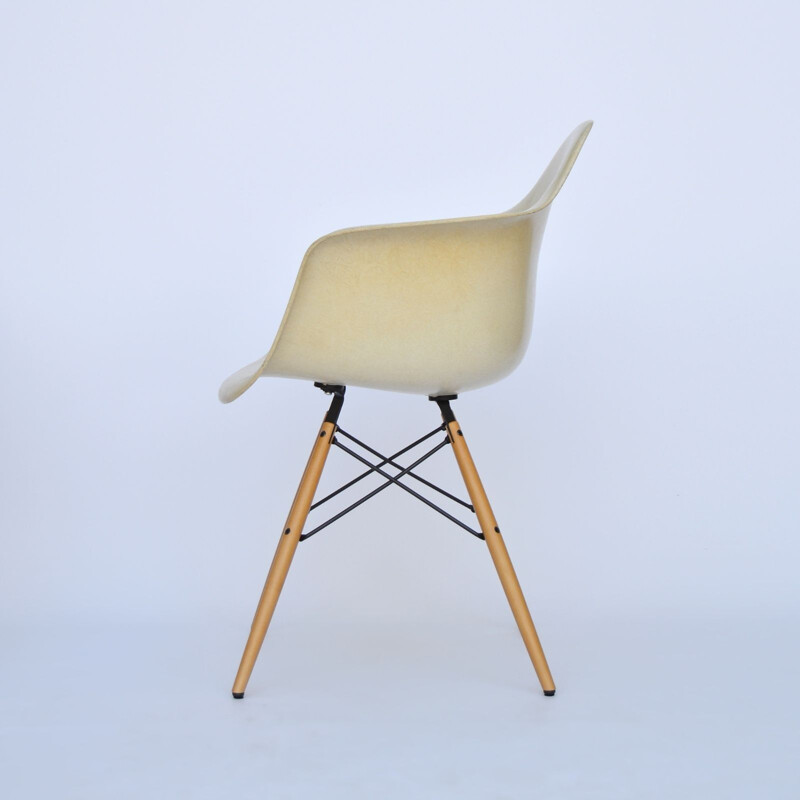 Herman Miller "DAW" armchair in fiberglass and maple, Charles & Ray EAMES - 1960s