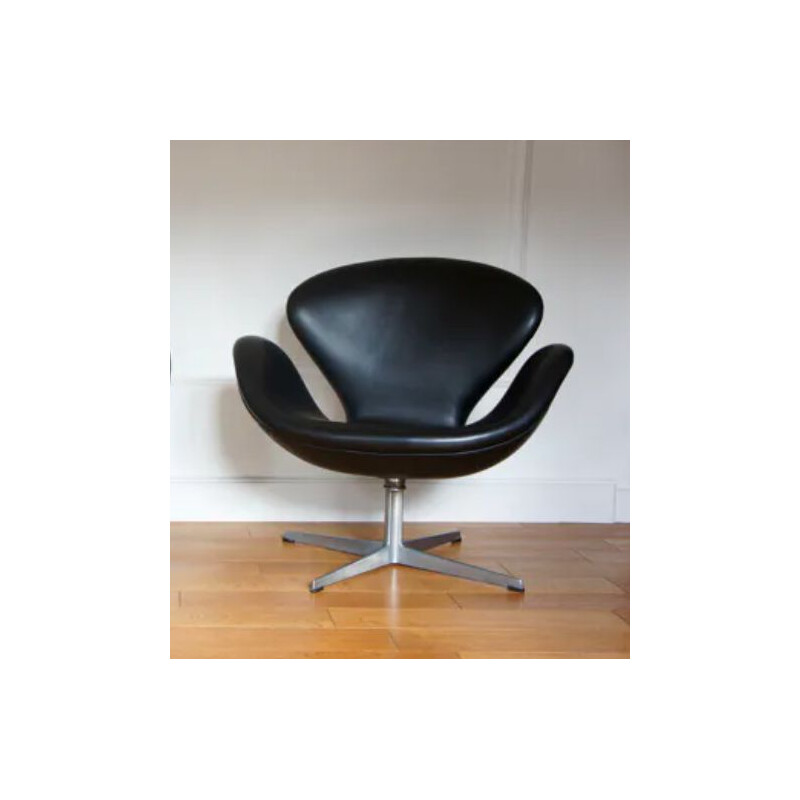 Vintage Swan leather armchair by Arne Jacobsen for Fritz Hansen, Denmark 1960