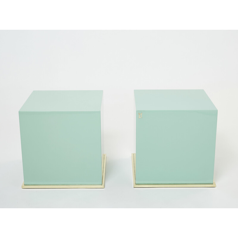 Paire de tables d'appoint cubes vintage en laqué bleu turquoise et laiton par J.C. Mahey, 1970