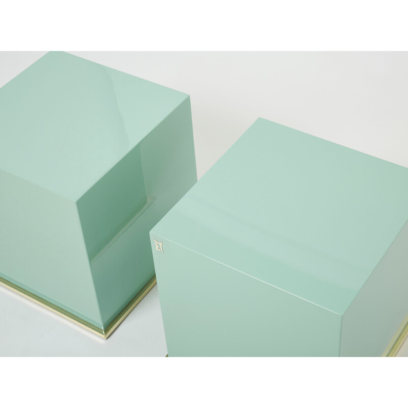 Paire de tables d'appoint cubes vintage en laqué bleu turquoise et laiton par J.C. Mahey, 1970