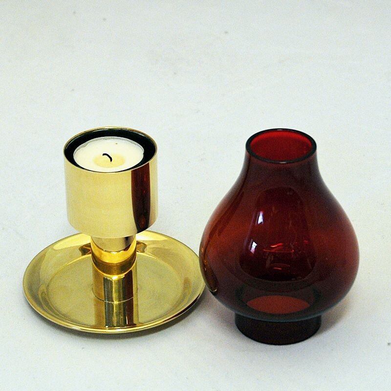 Scandinavische vintage kandelaar in rood glas en messing, 1960