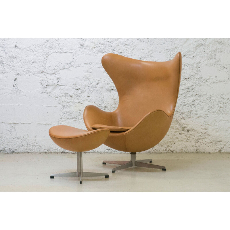 Fritz Hansen "Egg chair" and its ottoman, Arne JACOBSEN - 1964