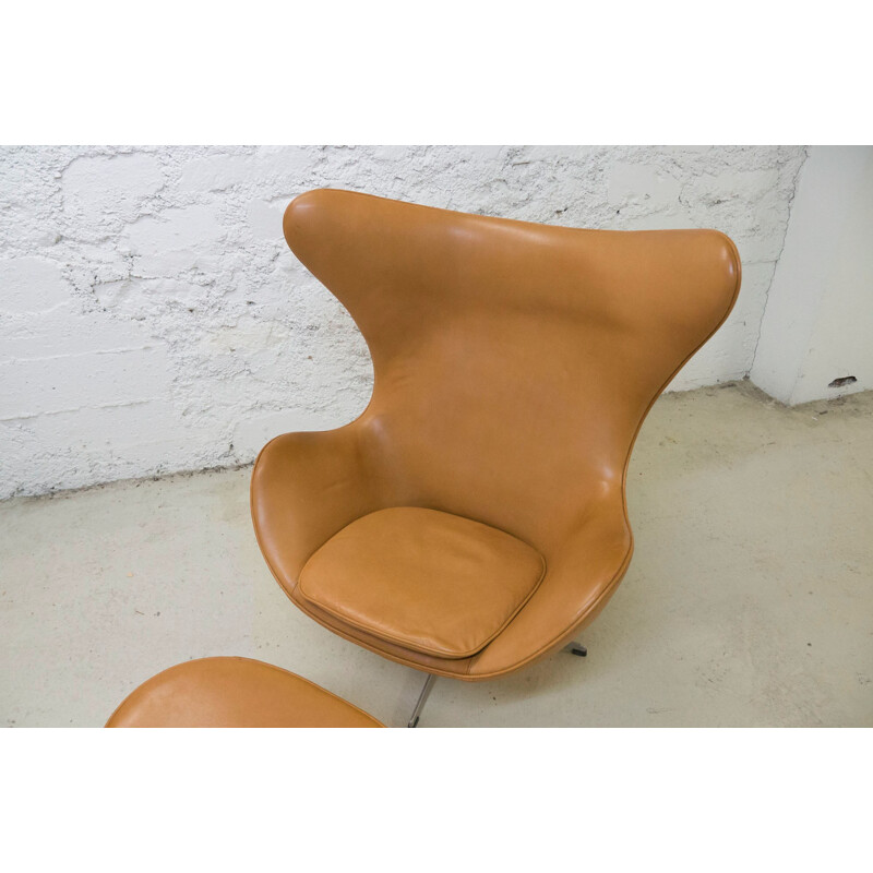 Fritz Hansen "Egg chair" and its ottoman, Arne JACOBSEN - 1964